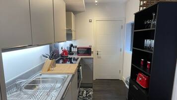 Kjøleskap, mikrobølgeovn, ovn og kokeplater