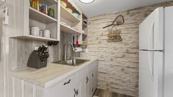 Cabin, 2 Bedrooms | Private kitchen | Fridge, oven, coffee/tea maker