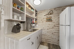 Cabin, 2 Bedrooms | Private kitchen | Fridge, oven, coffee/tea maker