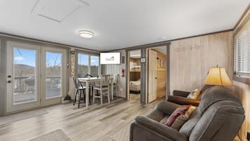 Kabin, 2 kamar tidur | Area keluarga | Smart TV