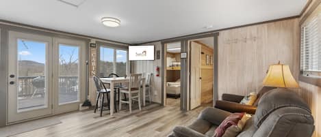 Cabaña, 2 habitaciones | Zona de estar | Una Smart TV