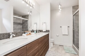 Séchoir à cheveux, serviettes fournies, savon, shampooing