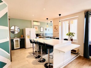 Kjøleskap, mikrobølgeovn, ovn og kokeplater