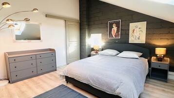 3 chambres, bureau, fer et planche à repasser, lit parapluie