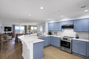 Een koelkast, een magnetron, een oven, een kookplaat