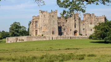 Un vaste château historique, doté de nombreuses tours et d’une entrée imposante.