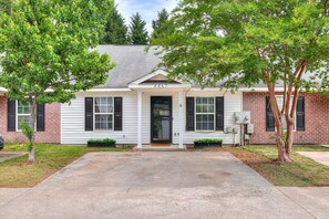 Exterior - A quiet space perfect for business and medical professionals. (Evans)