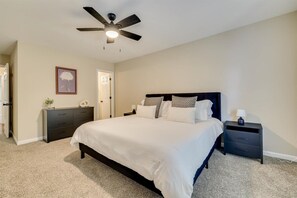 2 bedrooms, iron/ironing board, WiFi, bed sheets - A quiet space perfect for business and medical professionals. (Evans)