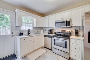 Fridge, microwave, oven, stovetop - A quiet space perfect for business and medical professionals. (Evans)