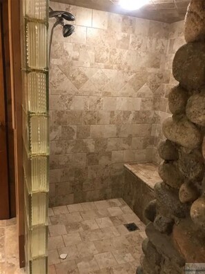 Douche, serviettes fournies, savon, shampooing