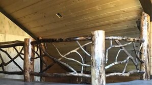 Un vaste grenier doté d’un plafond en bois et de poutres apparentes.