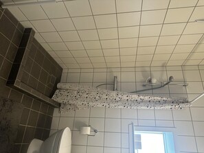 Apartment | Badezimmer | Dusche, Handtücher, Toilettenpapier