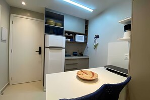 Frigobar, microondas, licuadora, utensilios de cocina