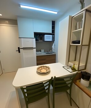 Classic Apartment | Private kitchen | Mini-fridge, microwave, blender, cookware/dishes/utensils - Sunny Hall Flats  (Ipojuca)