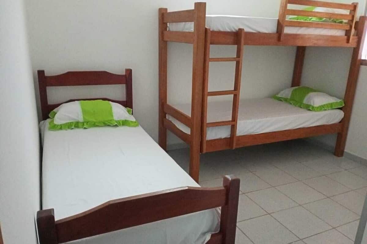 1 quarto, escrivaninha, Wi-Fi de cortesia
