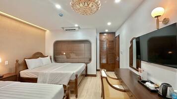 Habitació quàdruple estàndard | Roba de llit hipoal·lergògena i decoració individual