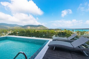 Una piscina al aire libre, sombrillas