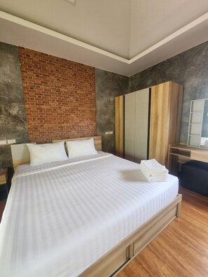 Habitación superior, 1 habitación, vista a la laguna | Caja de seguridad en la habitación, escritorio y wifi gratis 