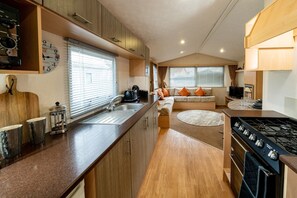Fridge, microwave, oven, stovetop - Inviting 3-bed Caravan on Sand Le Mere, Tunstall (Hull)