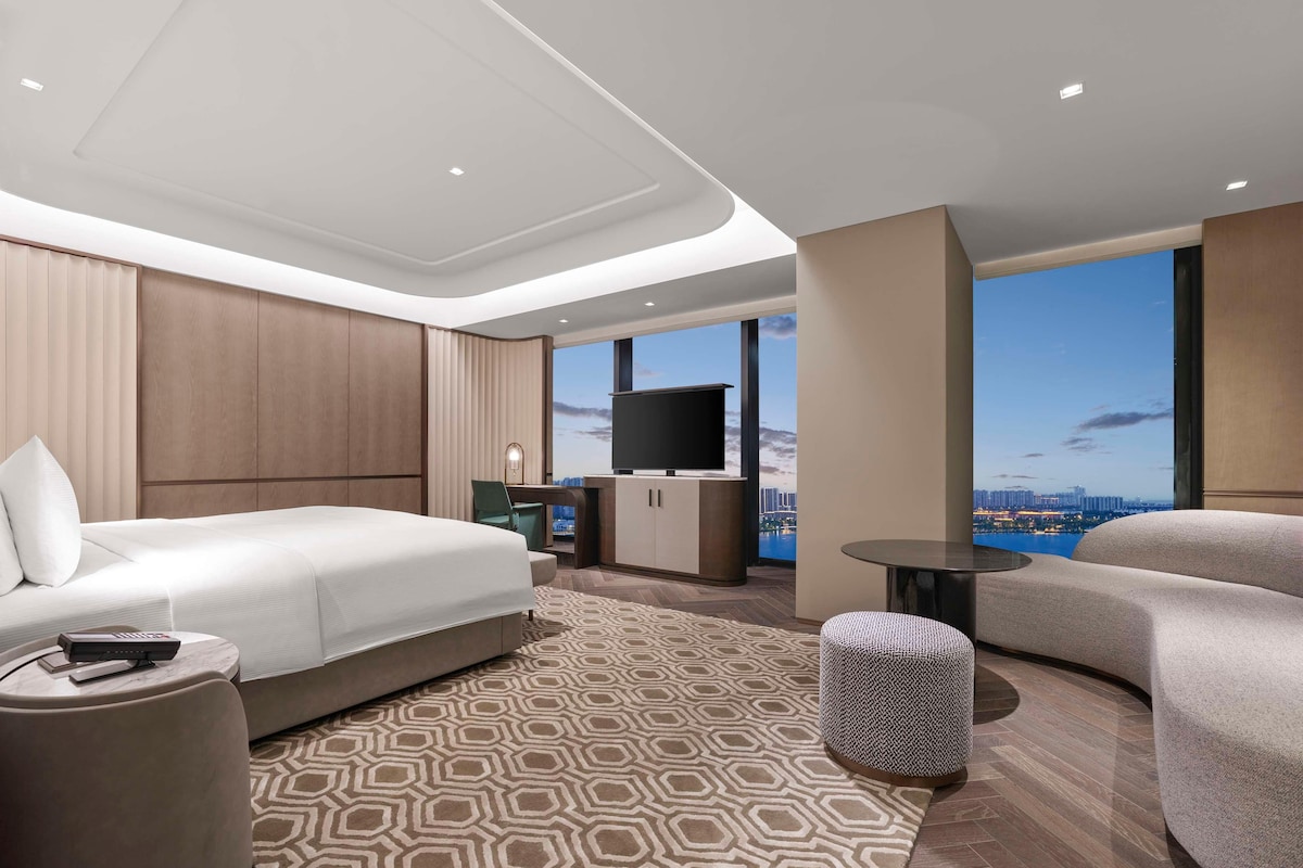 King Two Bedroom Executive Deluxe Room