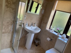 Bathroom - Beautiful 2-bed Cottage in Grewelthorpe , Masham (Ripon)