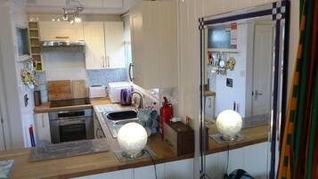 Chalé | Cozinha privada | Geladeira, micro-ondas, fogão, cooktop