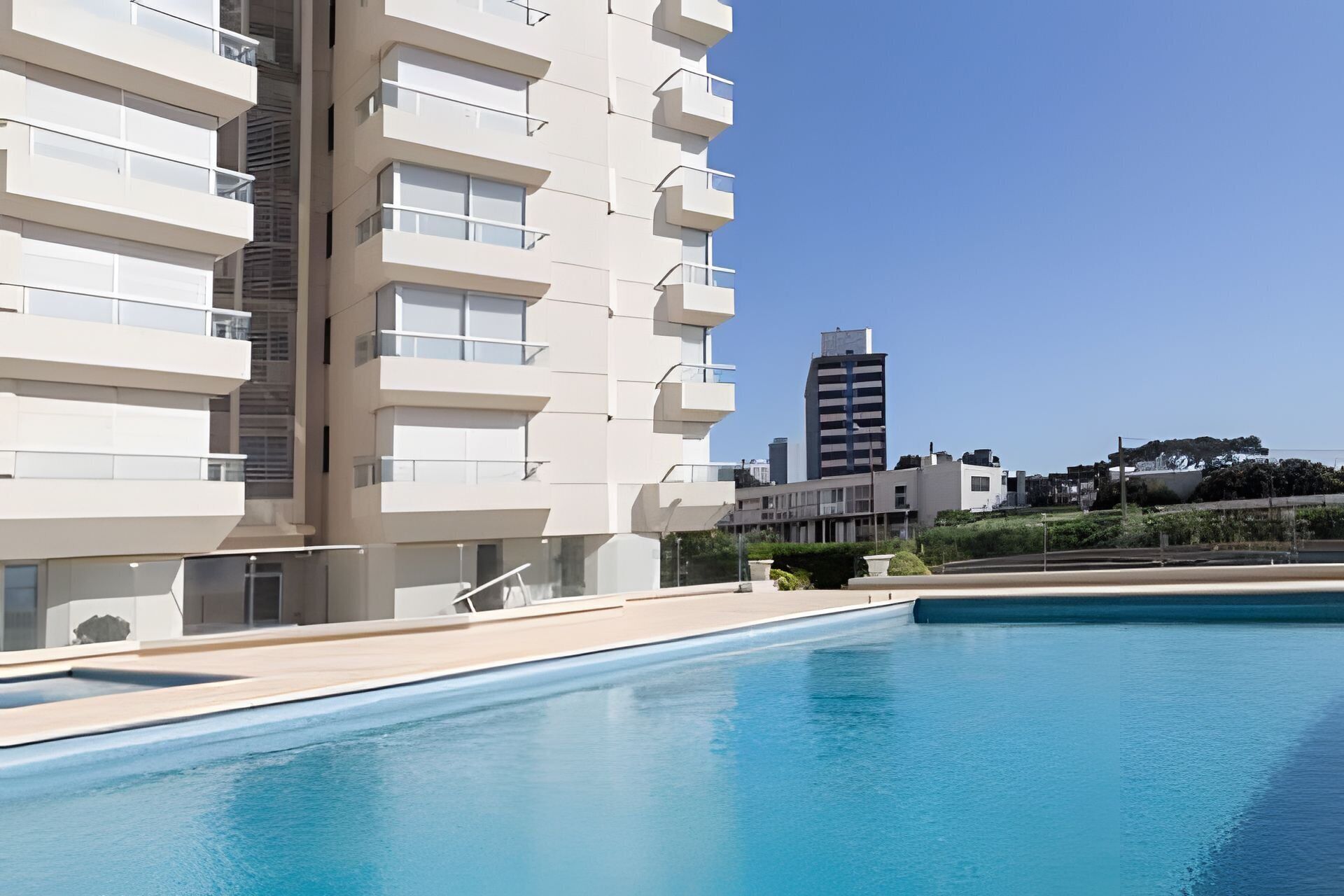 อพาร์ทเมนท์ | สระว่ายน้ำ | สระว่ายน้ำกลางแจ้งเปิดตามฤดูกาล