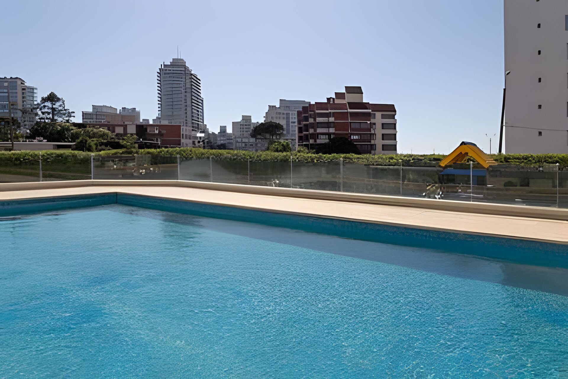 อพาร์ทเมนท์ | สระว่ายน้ำ | สระว่ายน้ำกลางแจ้งเปิดตามฤดูกาล