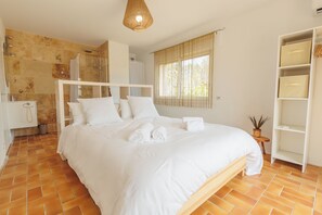 5 habitaciones, caja de seguridad en la habitación y escritorio 