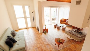 A spacious living room with a sofa, coffee table, and a fireplace. - Grande Maison Familiale Avec Piscine Dans Quartier Résidentiel Calme (Langlade)