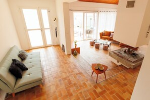 Smart TV, chimenea, libros y videoteca 