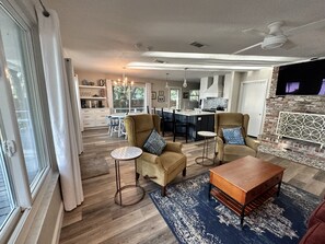 TV connectée, cheminée, livres