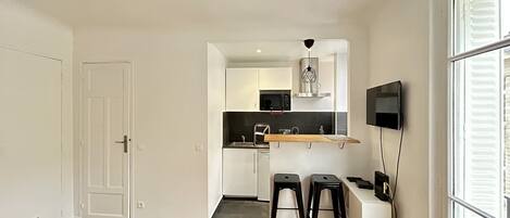 ثلاجة، ميكروويف، فرن، موقد طهي مسطح