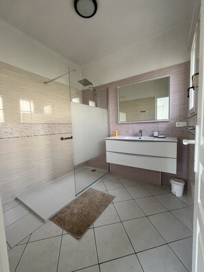 Douche, sèche-cheveux, serviettes fournies