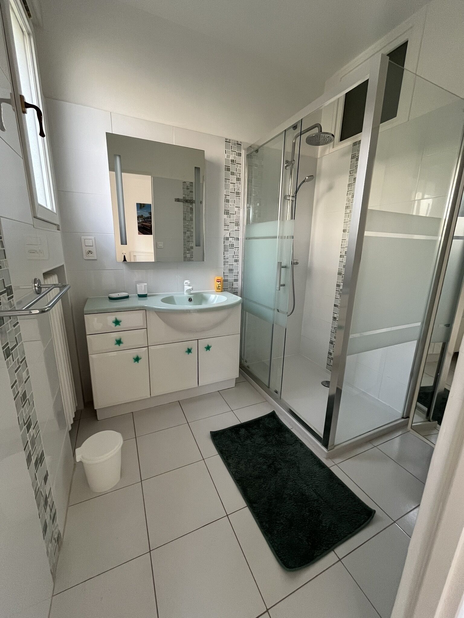 Douche, sèche-cheveux, serviettes fournies