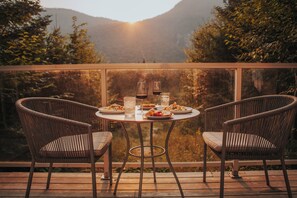 Outdoor dining - Nöge 02 : Cabin in nature with private spa and sauna  (Sainte-Brigitte-de-Laval)