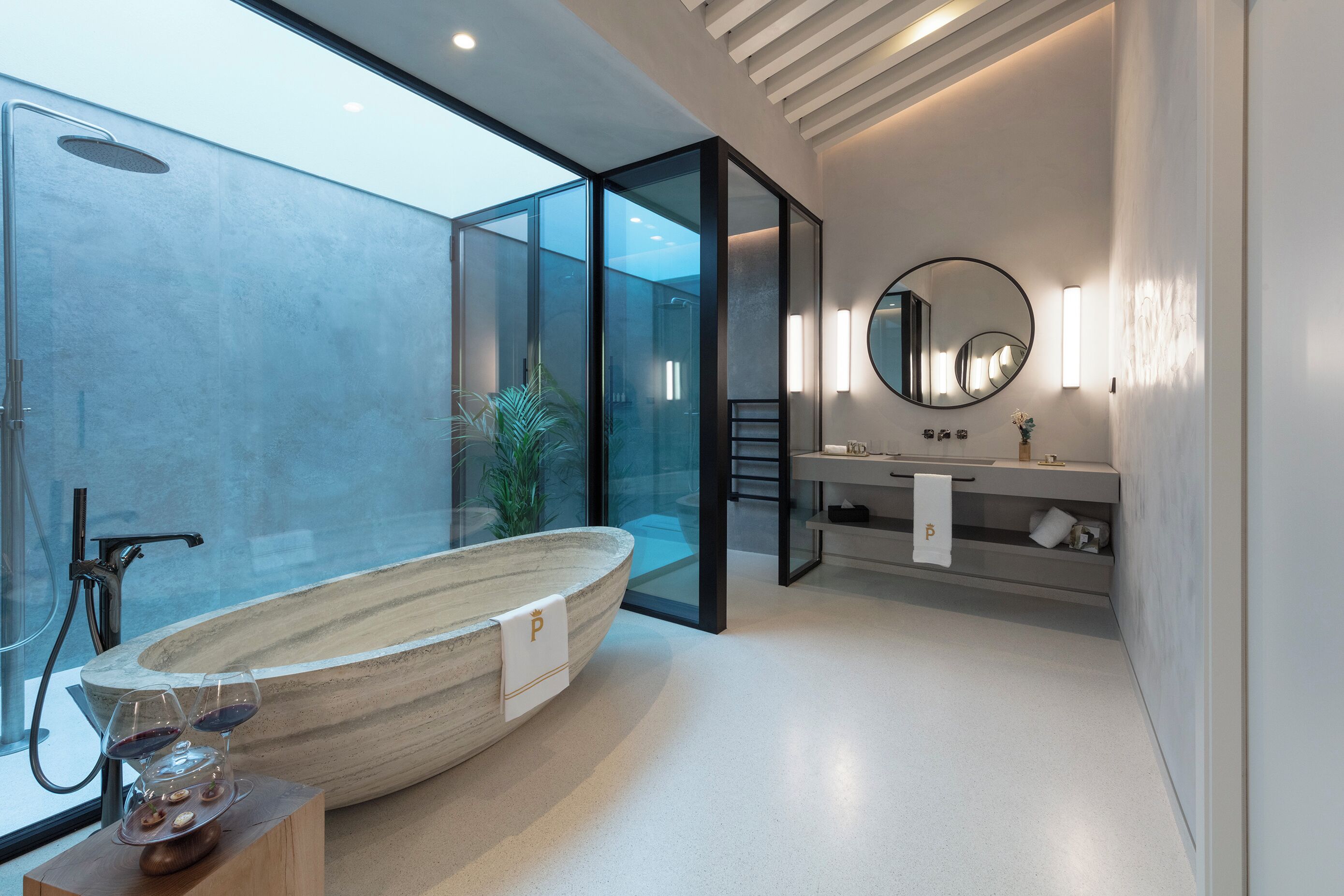 Designer toiletartikelen, een haardroger, badjassen, pantoffels