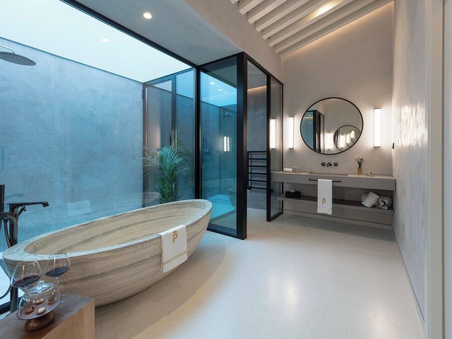 Designer toiletartikelen, een haardroger, badjassen, pantoffels