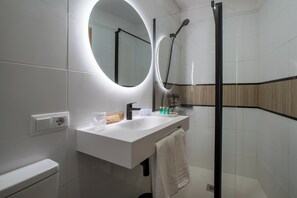 Basic-dobbeltværelse | Badeværelse | Bruser, brusehoved med spredningseffekt, designertoiletartikler