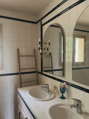 Een douche, handdoeken, toiletpapier