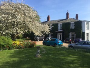 Exterior - Glamping Luxury Eight Person Mongolian yurt - Gurney's Gold (Cromer)