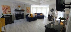 Smart TV, fireplace - The Sunny Spot•Sleeps 10•Private Pool•FREE Wi-Fi (Deer Park)