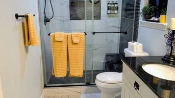 Asciugacapelli, asciugamani, sapone, shampoo