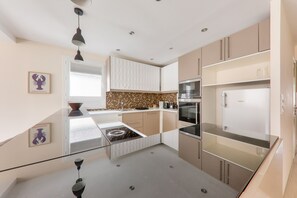 Kjøleskap, mikrobølgeovn, ovn og oppvaskmaskin