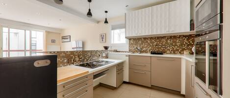 Réfrigérateur, micro-ondes, four, lave-vaisselle