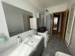 Bruser, hårtørrer, bidet, håndklæder