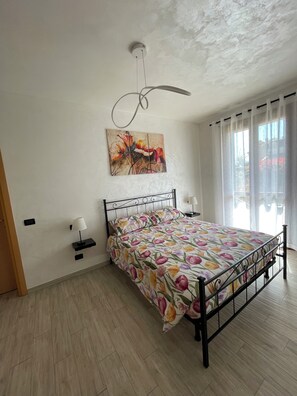 2 quartos, cofres nos quartos, ferros/tábuas de passar roupa