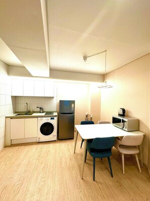Pillow-top beds, desk, laptop workspace, blackout curtains - R Guesthouse Jongmyo (Seoul)
