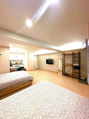 家庭套房, 多张床, 无烟房, 城市景观 | 加厚床垫、办公桌、笔记本电脑工作区、遮光窗帘