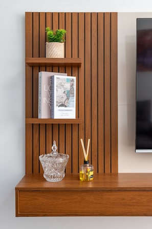 A wooden shelf with a woven basket containing a plant, a book titled 'Destination Ligon', and a decorative glass bowl. - 5 Minutes From Copacabana Beach Br608 (Rio de Janeiro)